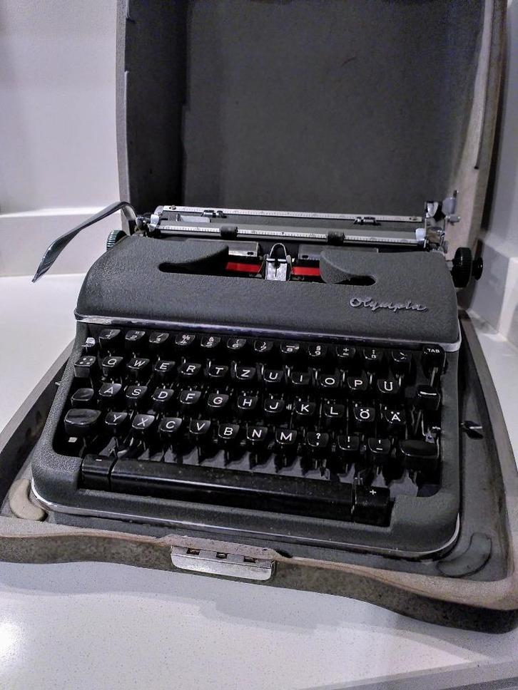 Olympia draagbare typemachine SM4 (1959) met koffer, Diversen, Typemachines, Zo goed als nieuw, Ophalen of Verzenden