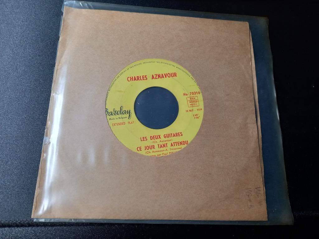 Charles Aznavour — Les Deux Guitares - Épisode 7, CD & DVD, Vinyles Singles, Utilisé, EP, Pop, 7 pouces, Enlèvement ou Envoi