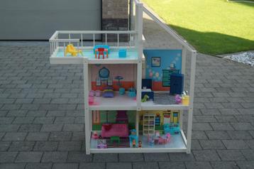 groot poppenhuis / barbiehuis met meubeltjes beschikbaar voor biedingen