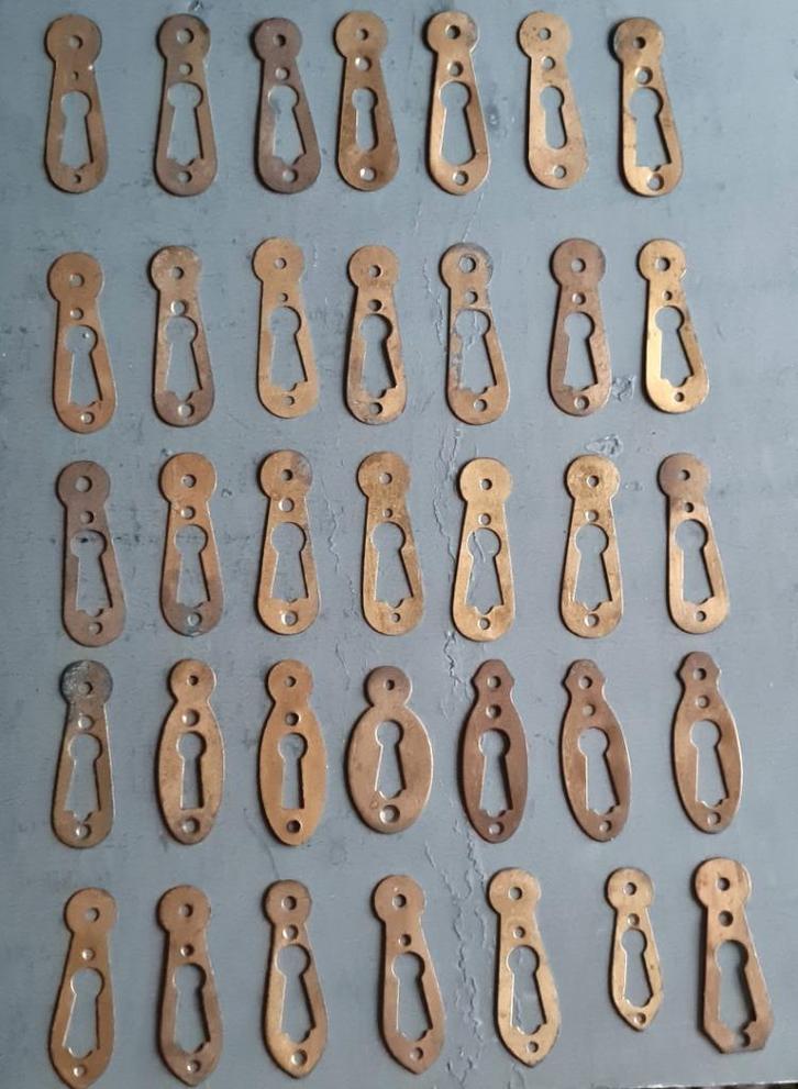 35 Artisanale koperen sleutel rozetten - antiek Engeland, Antiek en Kunst, Antiek | Brons en Koper, Koper, Ophalen of Verzenden