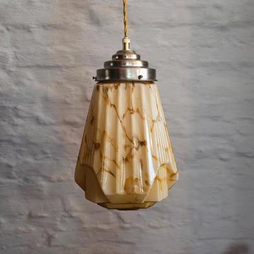 Vintage Art-Deco gemarmerde opaline uraniumglazen hanglamp beschikbaar voor biedingen