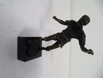 A6438. Sculptuur \"De Voetballer\" [Verbronst Tin] beschikbaar voor biedingen