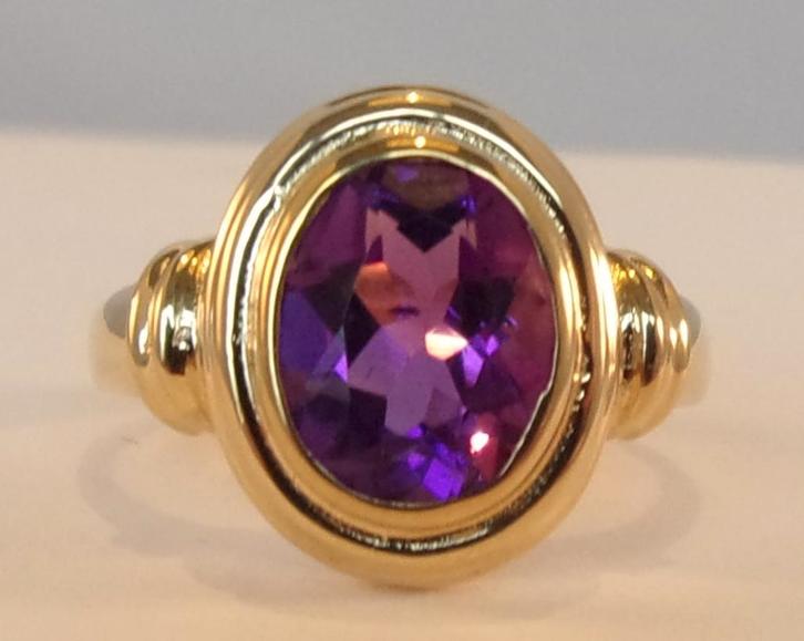 Nieuwe gouden damesring met Amethist, Handtassen en Accessoires, Ringen, Nieuw, Dame, 18 tot 19, Paars, Goud, Met edelsteen, Verzenden