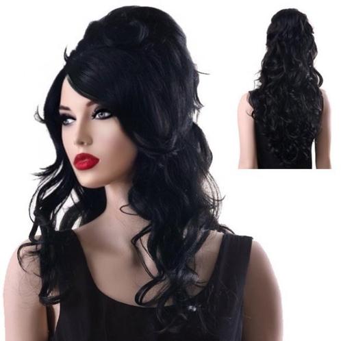 Luxe Amy Winehouse beehive pruik incl. gratis rozen tattoo, Handtassen en Accessoires, Uiterlijk | Haarverzorging, Nieuw, Pruik of Haarverlenging