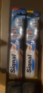 Brosses à dents Signal Medium/Hard et 1 brosse à dents Oral, Enlèvement ou Envoi