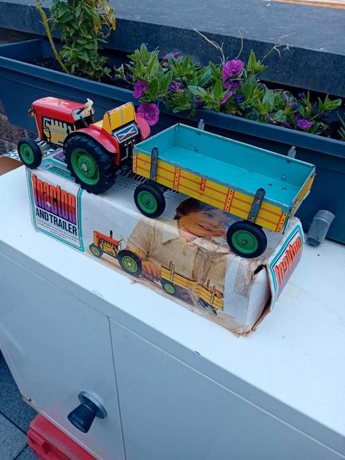 KDN tractor met kar blik speelgoed, Antiek en Kunst, Antiek | Speelgoed, Ophalen