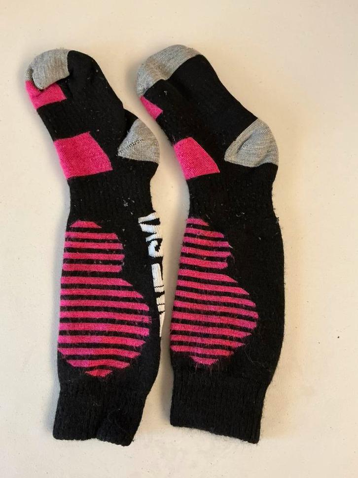 ️ Comfortabele kinderskikousen – zwart met roos (maat S) ️, Kleding | Dames, Sokken en Kousen, Zo goed als nieuw, Sokken en Kniesokken