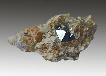 CASSITERIET kristal op Muscoviet uit Namibië.