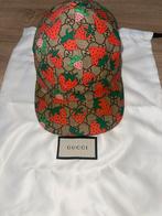 Gucci pet met aardbeien, Ophalen