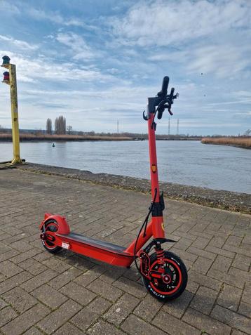 Elektrische step Ninebot Max G30 45km/h Ferrari Edition. beschikbaar voor biedingen