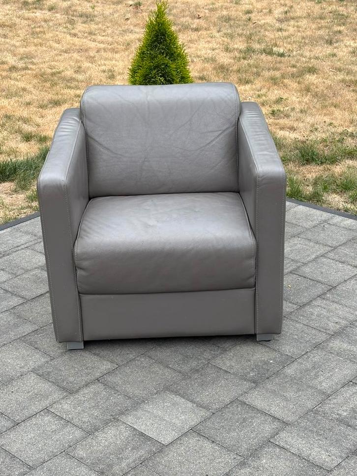 Comfortabele grijze lederen fauteuil–strak design, Huis en Inrichting, Fauteuils, Gebruikt, Ophalen