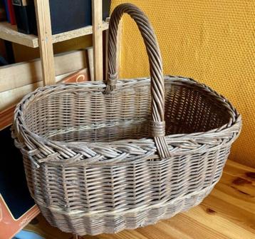 Panier à commissions en osier disponible aux enchères