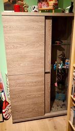 Vitrinekast met lichtgevende glazen schapjes, Huis en Inrichting, Kasten | Vitrinekasten, Ophalen of Verzenden, Gebruikt