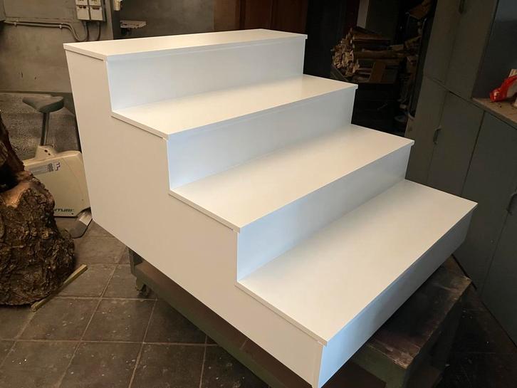 4 treden trap ( nieuw gelakt ), Doe-het-zelf en Bouw, Ladders en Trappen, Zo goed als nieuw, Ophalen