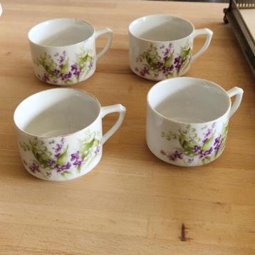 4 tasses en porcelaine décor muguet et violettes beschikbaar voor biedingen