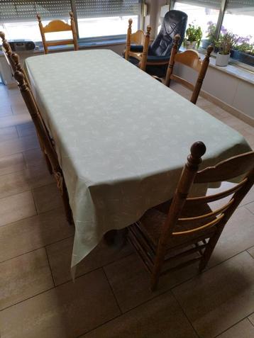 Tafel met 6 stoelen beschikbaar voor biedingen