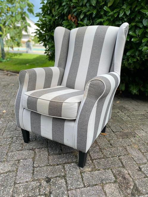 Gestreepte oor fauteuil / wit grijze stoffen stoel, Huis en Inrichting, Fauteuils, Gebruikt, Stof, 75 tot 100 cm, Minder dan 75 cm