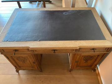 Oude bureau in goede staat. beschikbaar voor biedingen