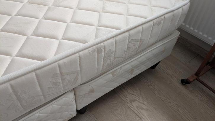 Box spring, zo goed als nieuw 140x200cm, Huis en Inrichting, Slaapkamer | Matrassen en Bedbodems, Zo goed als nieuw, Matras, Ophalen