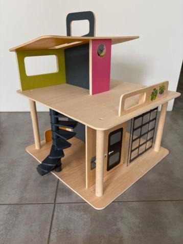 Houten poppenhuis inclusief meubels en poppetjes beschikbaar voor biedingen