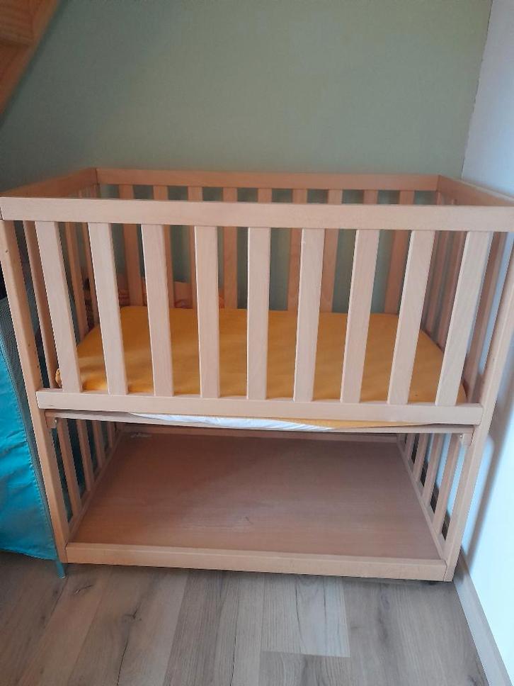 Childhome co sleeper, Kinderen en Baby's, Kinderkamer | Bedden, Gebruikt, Hoogslaper of Stapelbed, Lattenbodem, Matras, Ophalen