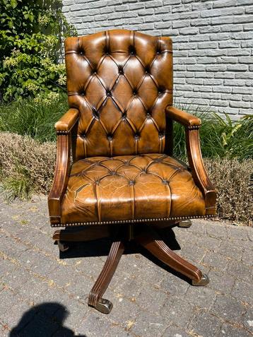 Chesterfield antieke bureaustoel beschikbaar voor biedingen