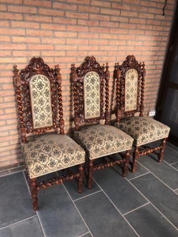 drie gestoffeerde stoelen met mooie hout details 