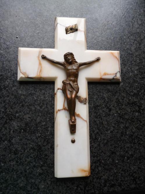 Ancien crucifix en marbre blanc avec bronze cuivré religion, Collections, Religion, Enlèvement ou Envoi