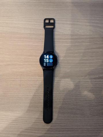 Samsung Galaxy Watch 4 40mm + 4 extra bandjes beschikbaar voor biedingen