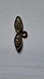 Ex voto votiefoffer uit zilver 7 gram. 3,5 cm lang., Ophalen of Verzenden, Gebruikt, Sieraad, Christendom | Katholiek