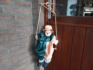 8 poppen...7 clowns  beschikbaar voor biedingen