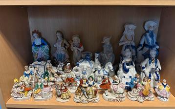 Lot de 20 figurines en porcelaine disponible aux enchères