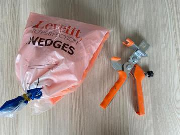 Levelit 'Fix Plus' metalen tang en keggen beschikbaar voor biedingen