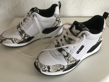 Te koop zeer mooie sneakers van het merk Guess. beschikbaar voor biedingen