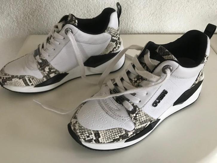 Te koop zeer mooie sneakers van het merk Guess., Kleding | Dames, Schoenen, Nieuw, Sneakers, Wit, Ophalen of Verzenden