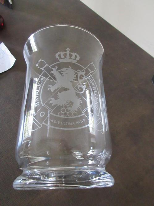 Vaas bokaal in glas Bataljon Artillerie Regis Ultima Ratio, Verzamelen, Militaria | Algemeen, Ophalen