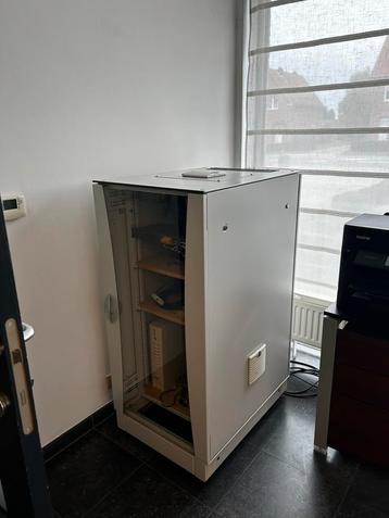 Serverkast beschikbaar voor biedingen