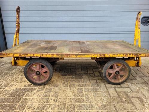 Oude industriële transportkar van gietijzer salontafel tafel, Maison & Meubles, Tables | Tables de salon, Comme neuf, 50 à 75 cm