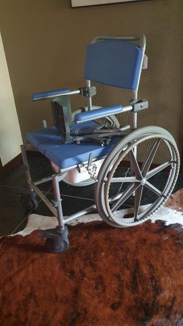 Toiletrolstoel beschikbaar voor biedingen
