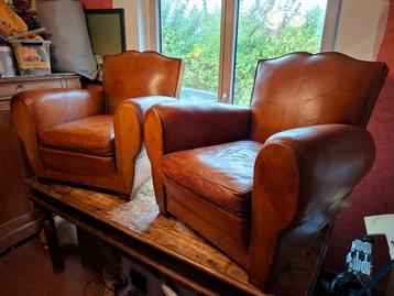 Een paar echt gerestaureerde vintage clubstoelen met snor beschikbaar voor biedingen