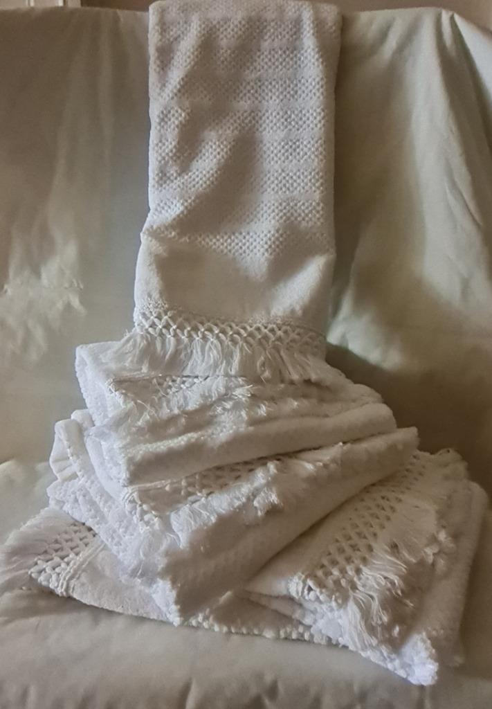 Topkwaliteit velours handdoeken 1 + 1, Huis en Inrichting, Badkamer | Badtextiel en Accessoires, Nieuw, Handdoek, Wit, Ophalen of Verzenden