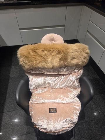 Luxe roze velvet voetenzak Bjällra of Sweden beschikbaar voor biedingen