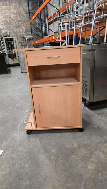 Lage kast beschikbaar voor biedingen