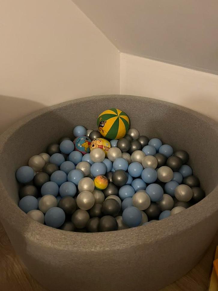 Piscine à balles enfant – très bon état, Enfants & Bébés, Jouets | Jouets de bébé, Comme neuf, Enlèvement