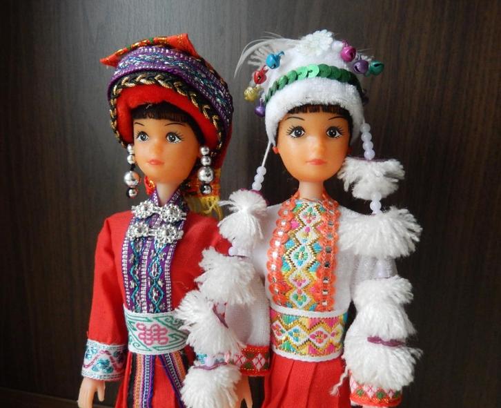 2 mooie Aziatische poppen in klederdracht, Verzamelen, Poppen, Gebruikt, Pop, Ophalen of Verzenden