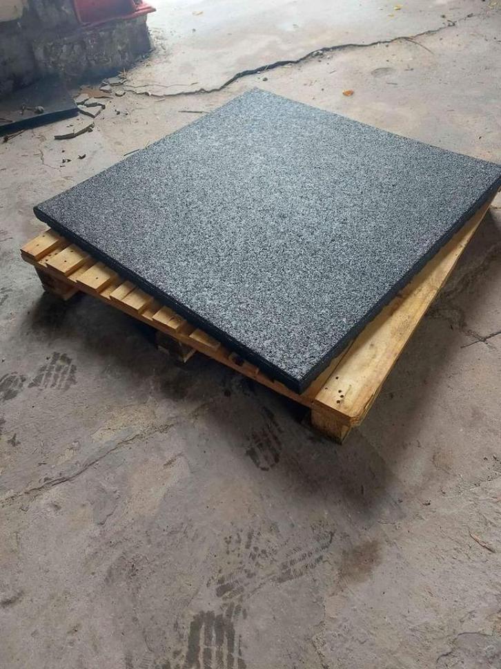 Dalles en caoutchouc pour ecurie / Box chevaux 1mx1mx4cm, Dieren en Toebehoren, Stalling en Weidegang