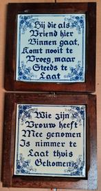 2 houten in 't blauw geschreven spreukenkaders, Antiquités & Art, Antiquités | Assiettes décoratives & Carrelages, Enlèvement