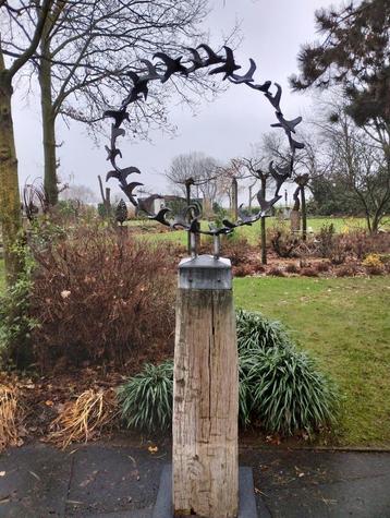 Sculptures de jardin en fer sur socle en bois dur