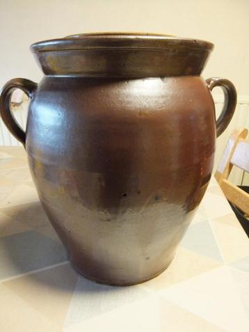 oude zuurkool pot beschikbaar voor biedingen