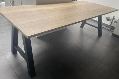 Moderne eettafel, eikkleurig blad, zwarte poten, 6 personen, Maison & Meubles, Tables | Tables à manger, Utilisé, 100 à 150 cm